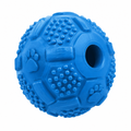 Pelota de goma indestructible para perros sobre fondo blanco